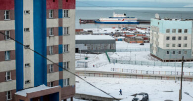 La planta de energía nuclear flotante está atracada en la ciudad portuaria de Pevek, Rusia