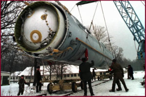 Preparación de un misil ruso para ser destruido en Ucrania