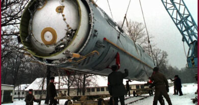 Preparativos para destruir un misil ruso en Ucrania en 1995