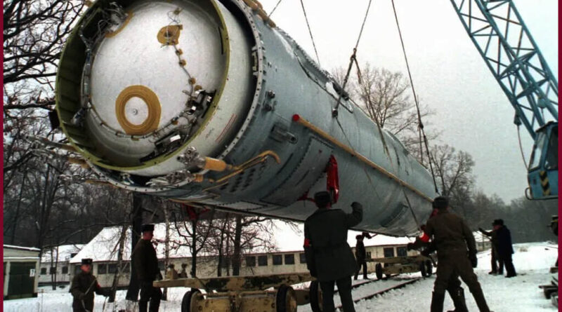Preparativos para destruir un misil ruso en Ucrania en 1995