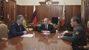 Putin planeando la depredacion de Ucrania con el general Gerasimov