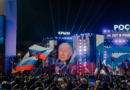 El rostro del presidente Vladimir Putin formaba parte del escenario de una celebración en la Plaza Roja tras su “reelección”.Credit...Nanna Heitmann para The New York Times