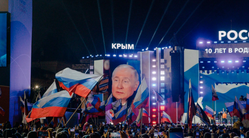 El rostro del presidente Vladimir Putin formaba parte del escenario de una celebración en la Plaza Roja tras su “reelección”.Credit...Nanna Heitmann para The New York Times